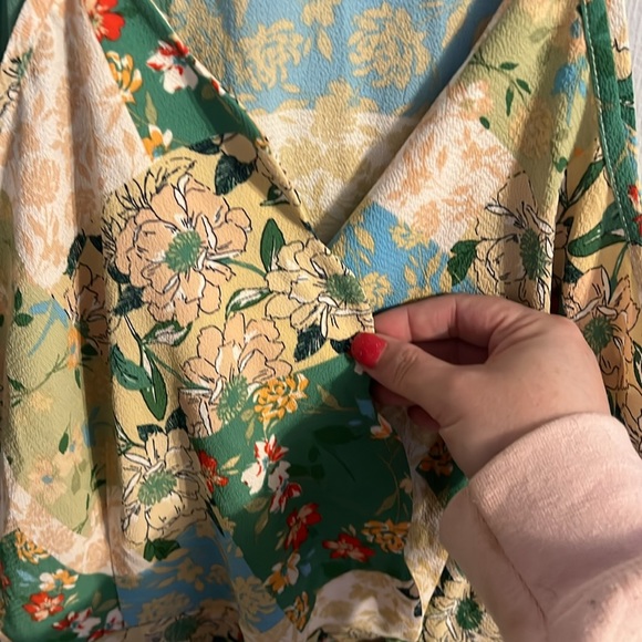 Size XL top green and yellow floral print 3for$20 ☀️❤️☀️❤️ - Picture 5 of 7